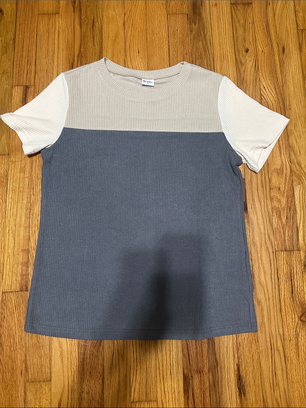 Women’s medium boutique Colorblock Ribbed Knit Tee in Cream and Slate Blue